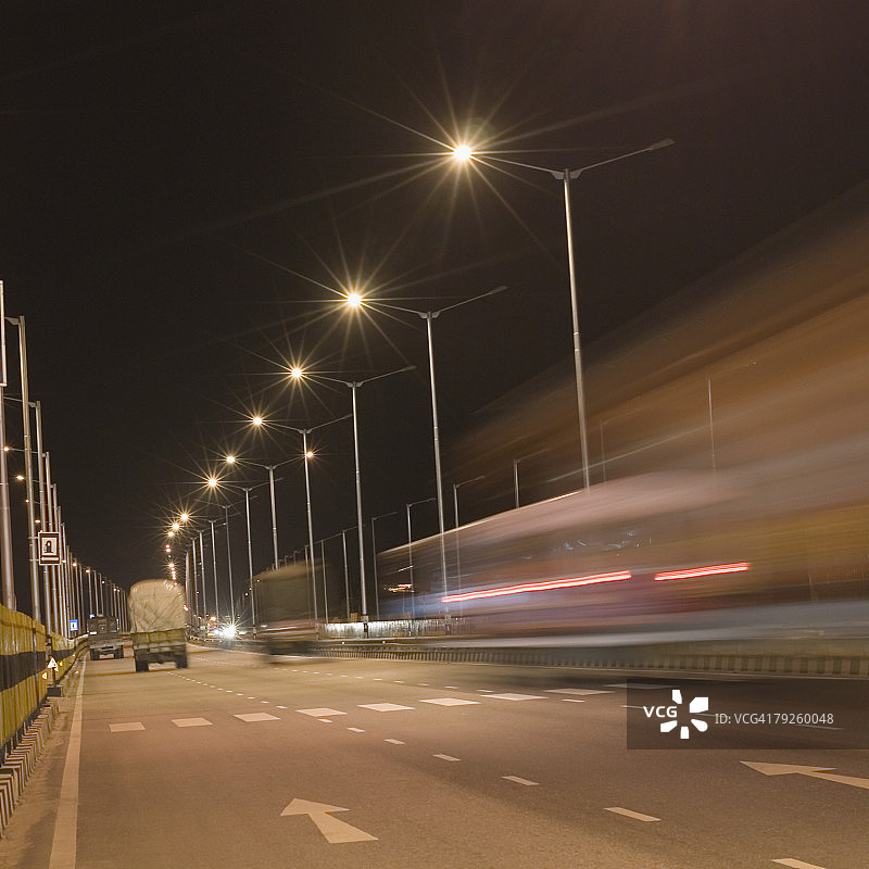印度德里-孟买高速公路夜间卡车图片素材