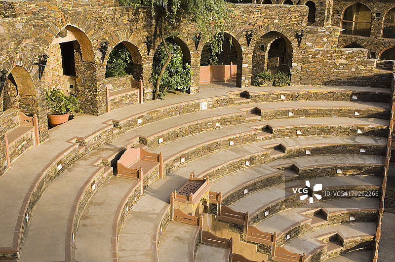 尼姆拉纳堡圆形剧场高角度景观，印度拉贾斯坦邦阿尔瓦尔尼姆拉纳图片素材