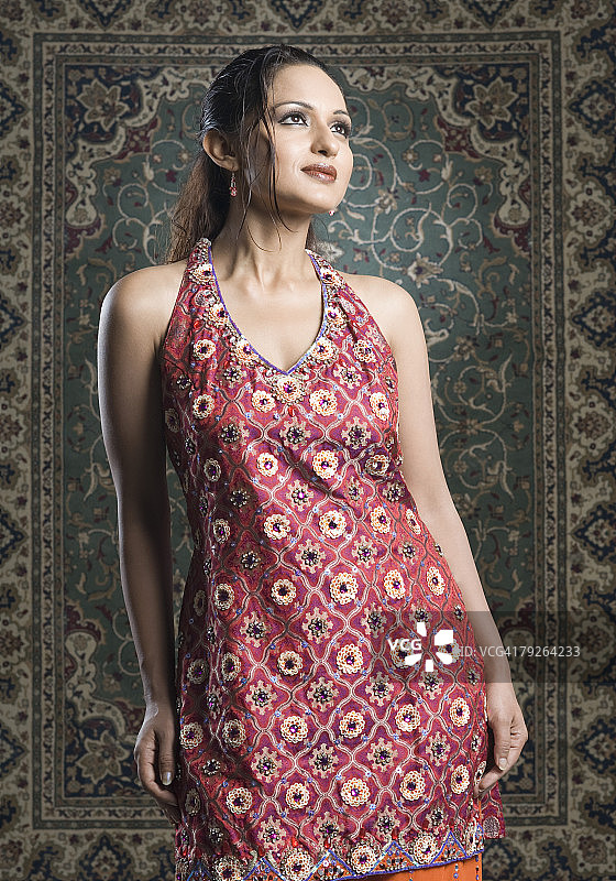 中年女人身穿Salwar Kameez站立图片素材