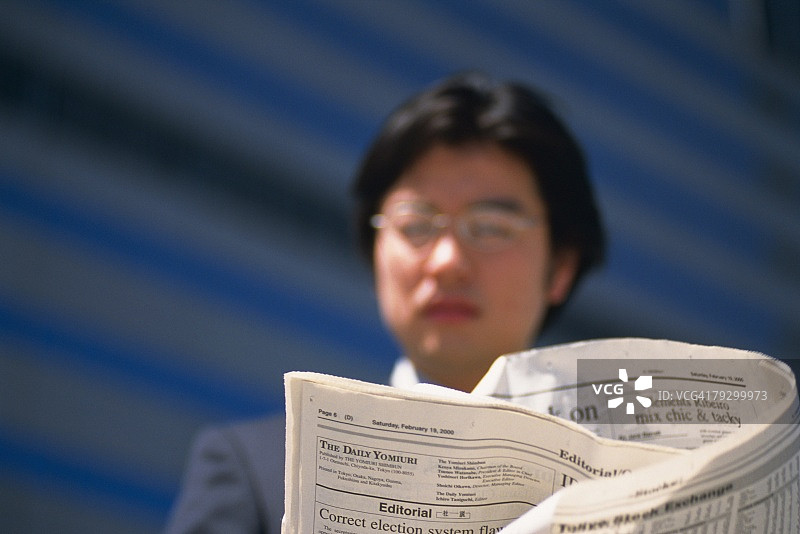 商人阅读报纸肖像图片素材