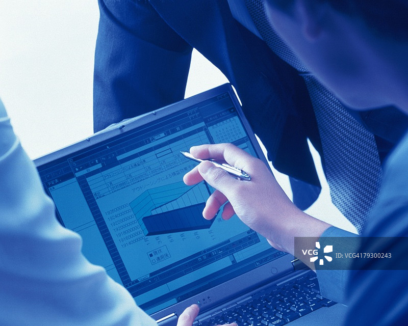 三人协作使用电脑，后视图，影调图像图片素材