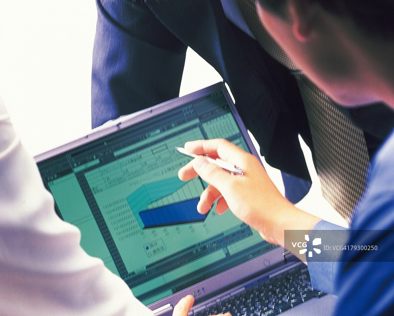 三人在桌前用电脑一起工作，后视图图片素材