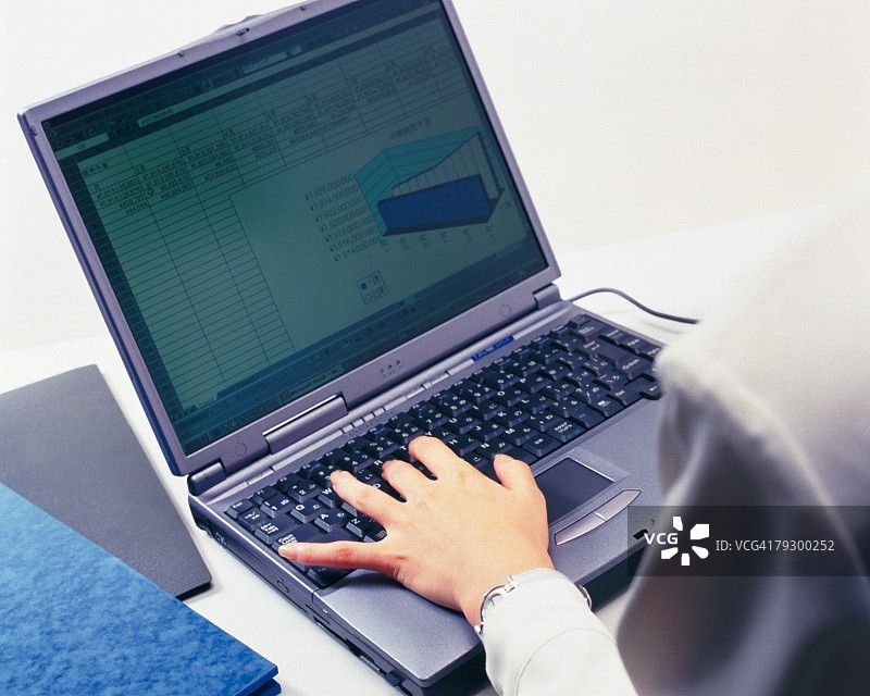 在办公桌前打字的手部摄影，人像，高角度图片素材