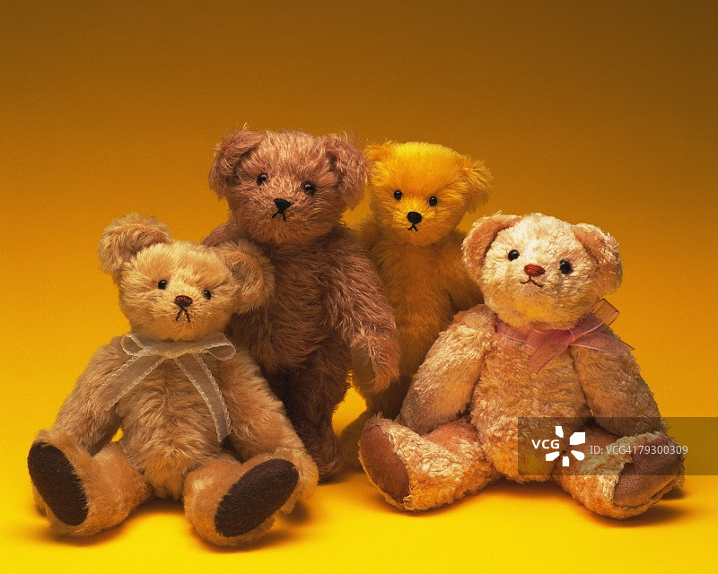 四只泰迪熊聚集在一起（正面视角）图片素材