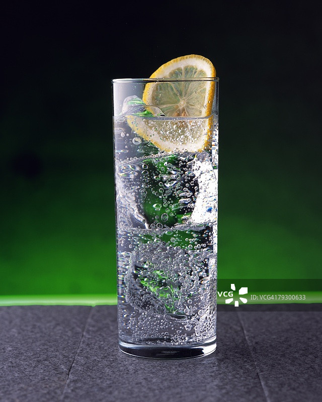 汤姆·柯林斯鸡尾酒正面图图片素材