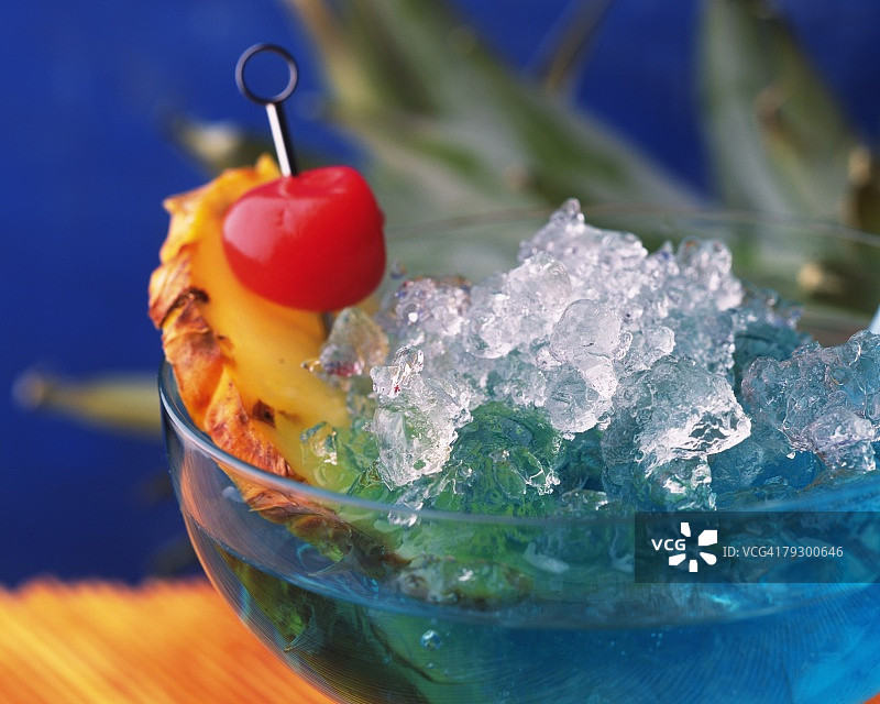 蓝色夏威夷鸡尾酒特写图片素材