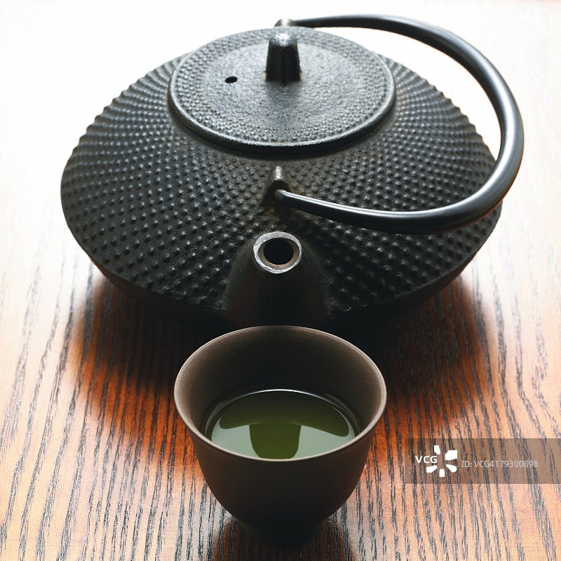 日本茶杯和茶壶在纹理表面上，高角度视图，日本图片素材