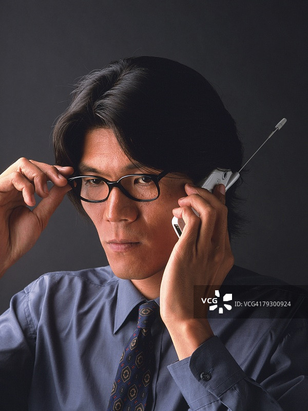 使用手机的商人，正面视图图片素材