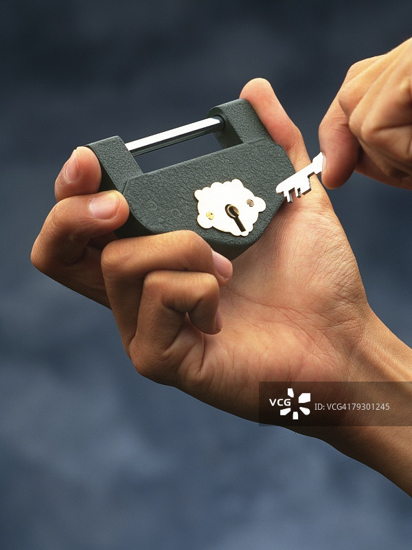 用钥匙打开挂锁的特写摄影作品图片素材