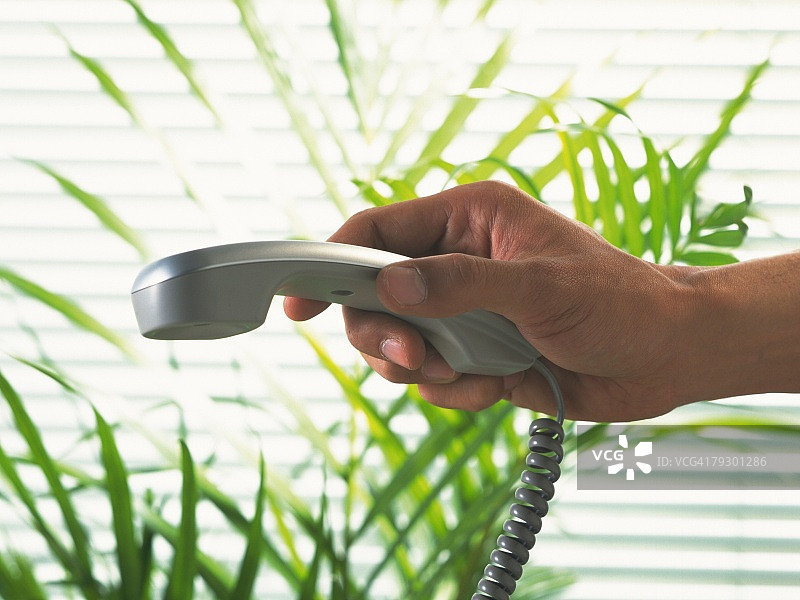 手持翻转手机侧面摄影图片素材