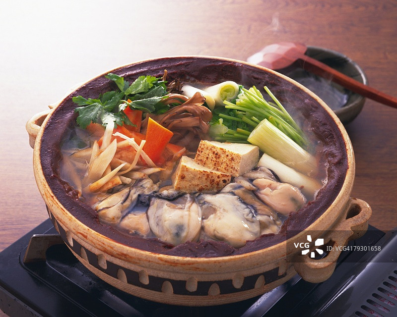 锅里的蔬菜海鲜，高角度拍摄，景深对焦图片素材