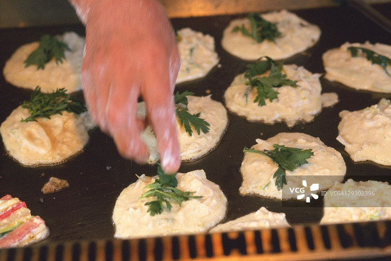 铁板上油炸小糕点俯视特写图片素材