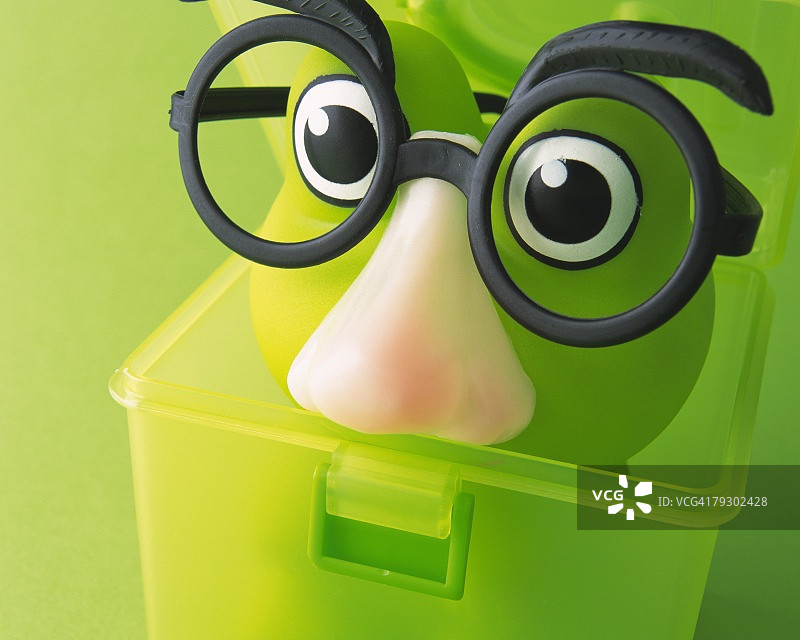 戴着滑稽面具的青蛙图片素材