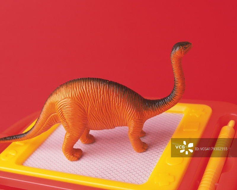 玩具恐龙在板上，高角度视图图片素材