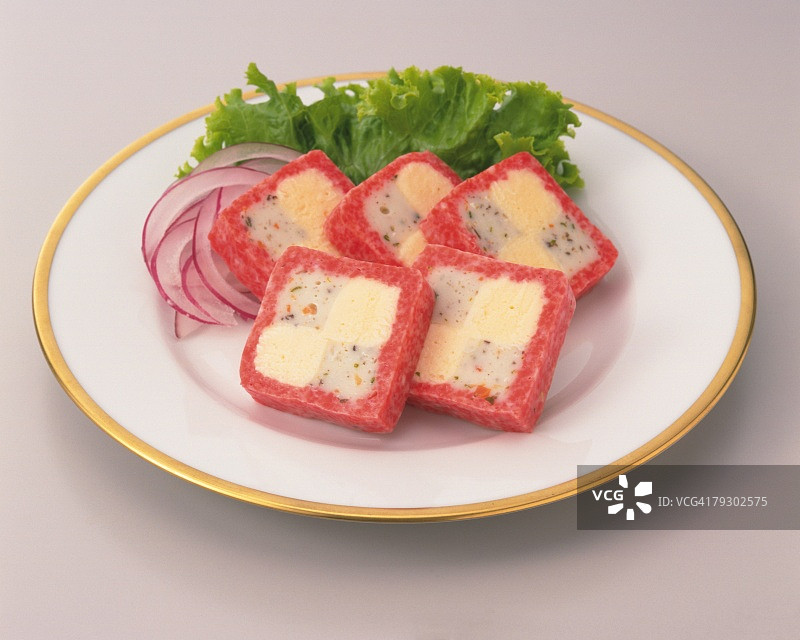 盘中的法式肉酱派切片，高角度视图，白色背景图片素材