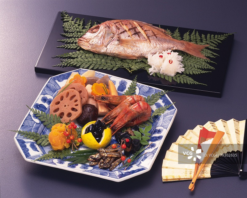 日式传统新年美食拼盘，高角度拍摄，黑色背景图片素材