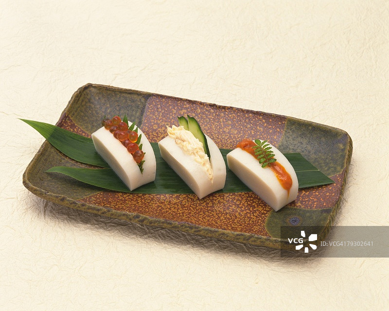 切片日式蒸鱼糕（托盘，高角度视图，白色背景）图片素材