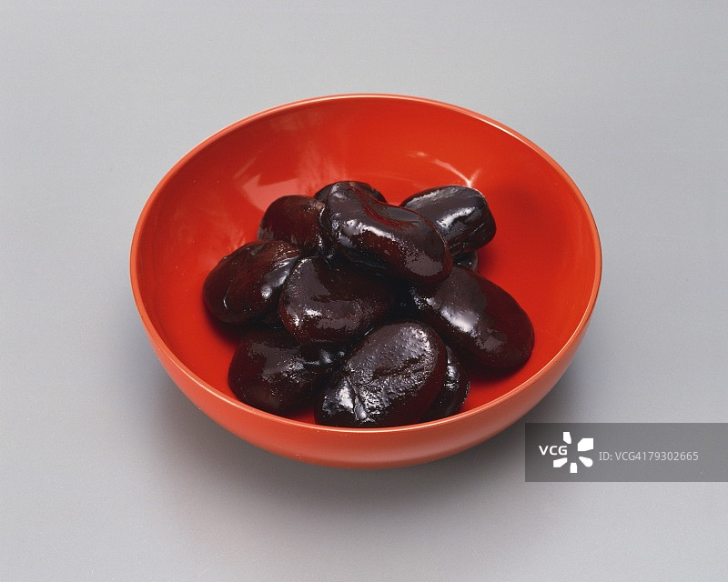 碗里的大蚕豆，高角度拍摄，白色背景图片素材