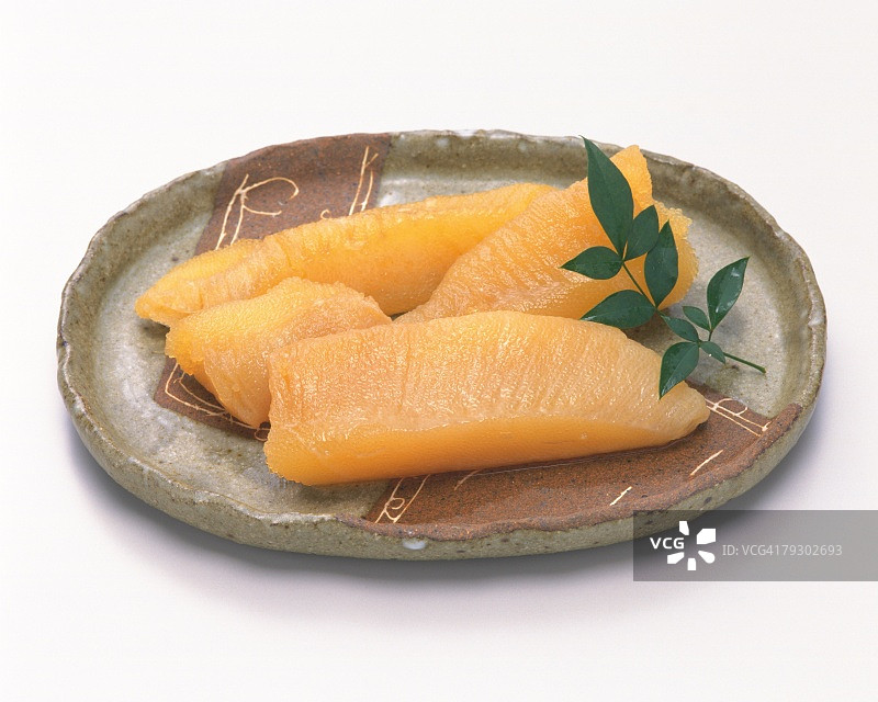 白色背景下的盘装鲱鱼籽（高角度）图片素材