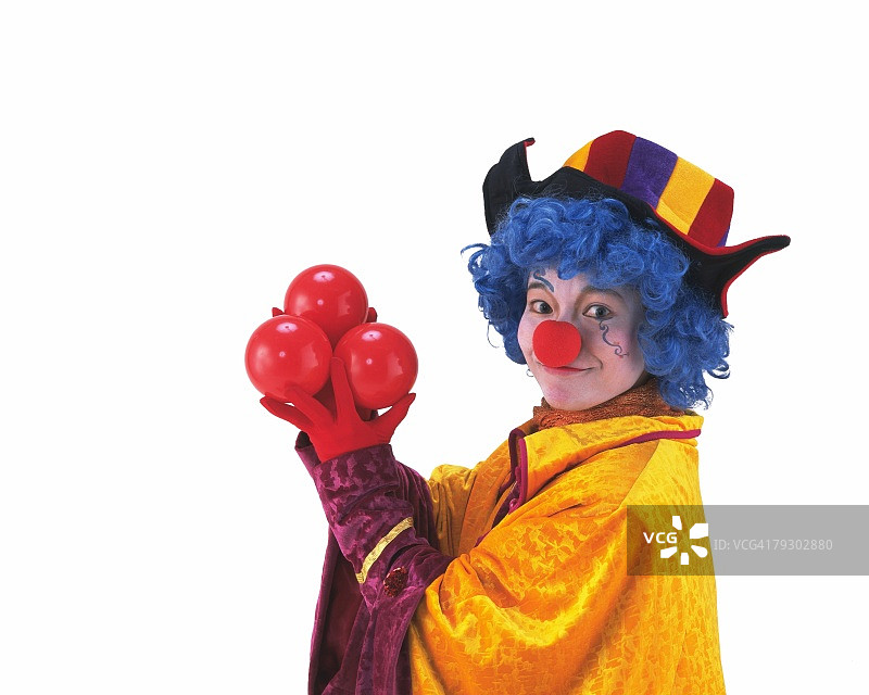 手持红球的小丑正面肖像图片素材