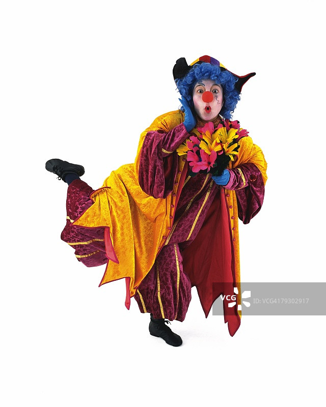 手持鲜花的滑稽小丑正面肖像图片素材