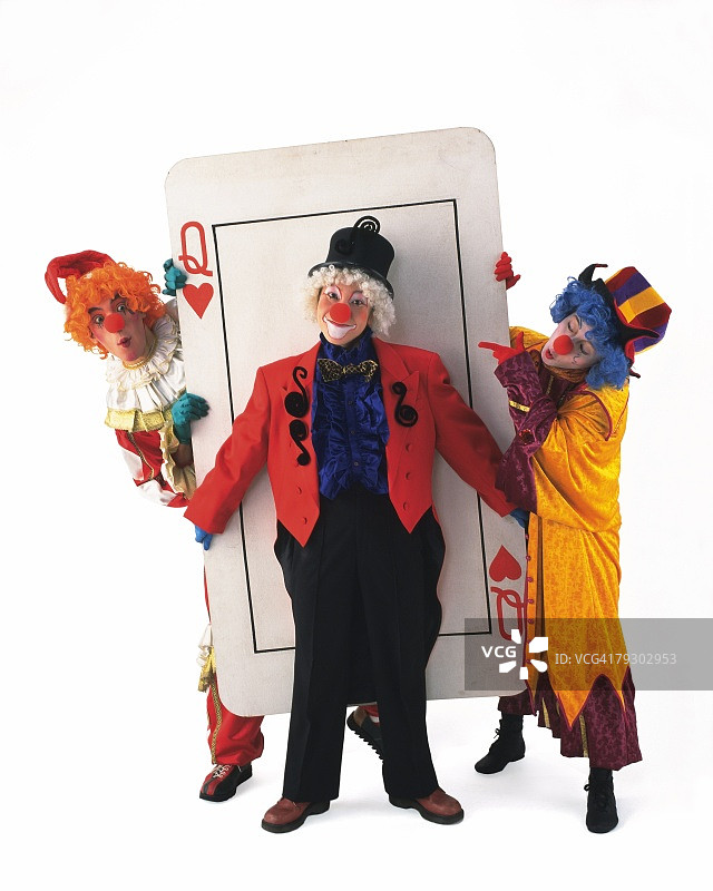手持大卡片的小丑正面肖像图片素材