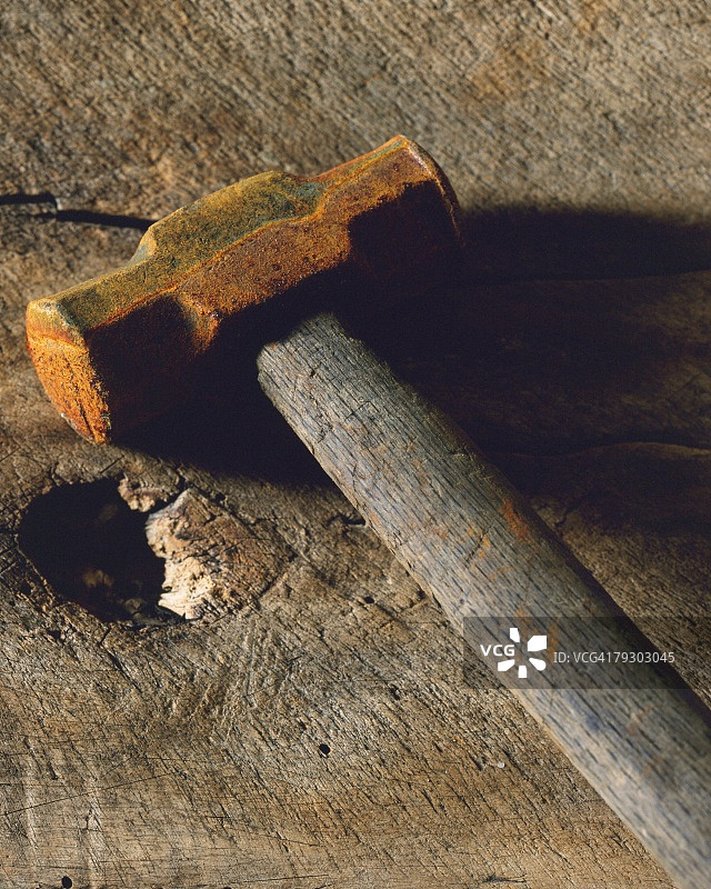 高角度拍摄的锈迹斑斑的锤子和谷物图片素材