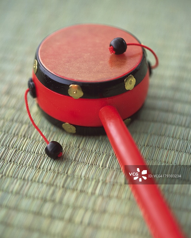 榻榻米上的手鼓玩具，高角度特写图片素材