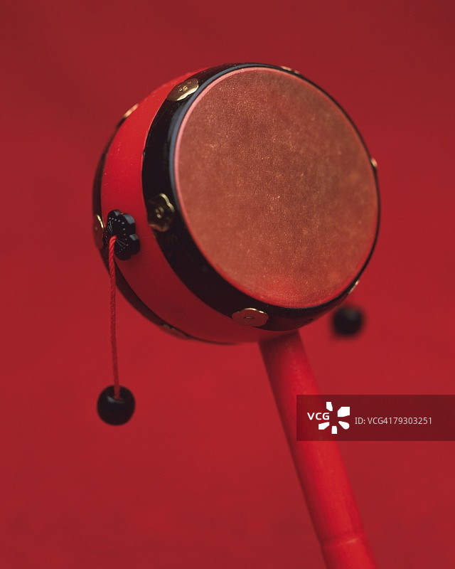 手鼓玩具，正面图，红色背景，差异焦点图片素材