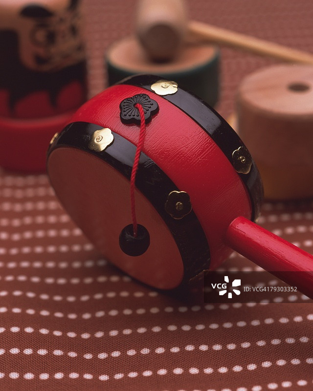 织物上的日本玩具，高角度拍摄，焦点虚化图片素材