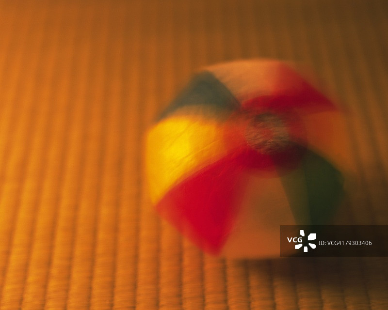 榻榻米上的日式纸气球，高角度拍摄，动态模糊图片素材