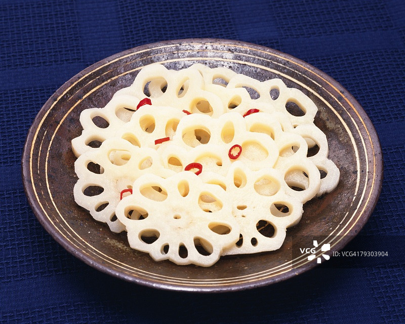 高角度拍摄的莲藕菜肴图片素材