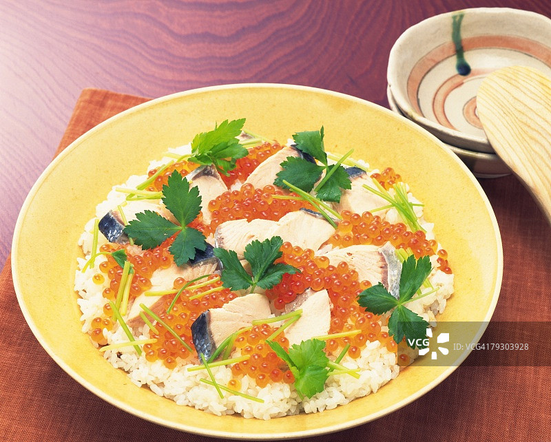 鸡蛋丝醋饭、生鱼片、蔬菜和蟹肉图片素材