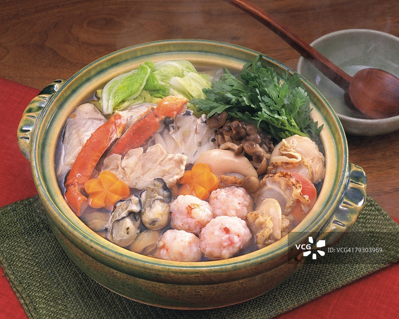 杂烩浓汤，餐桌上烹饪的单锅菜肴，高角度视图图片素材