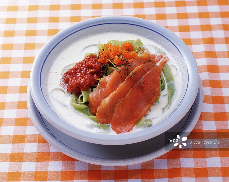 菠菜奶油宽面条图片素材