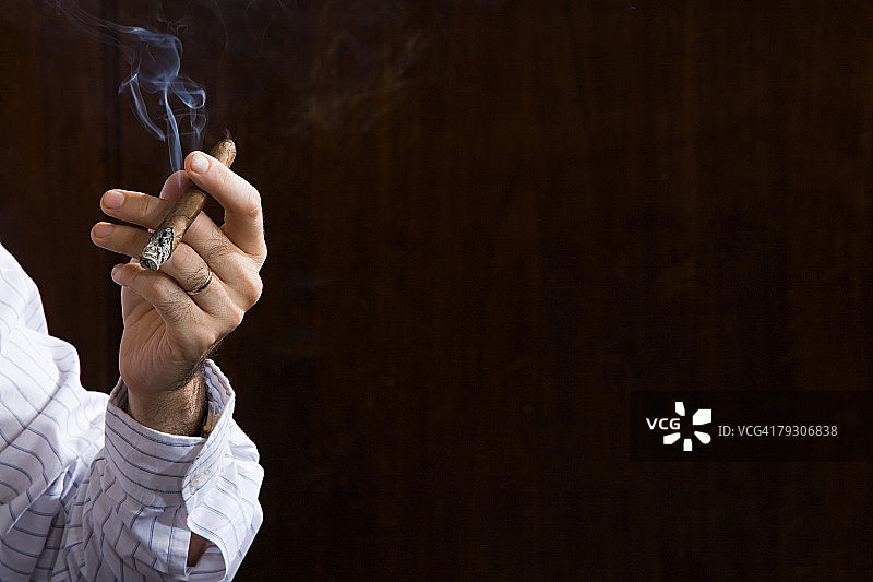 抽着雪茄的男人图片素材