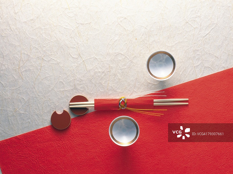 筷子和米酒杯特写，高角度拍摄图片素材