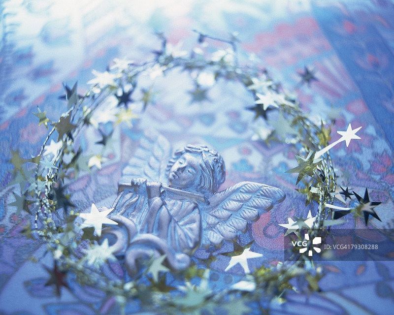 天使装饰圣诞花环（高角度）图片素材