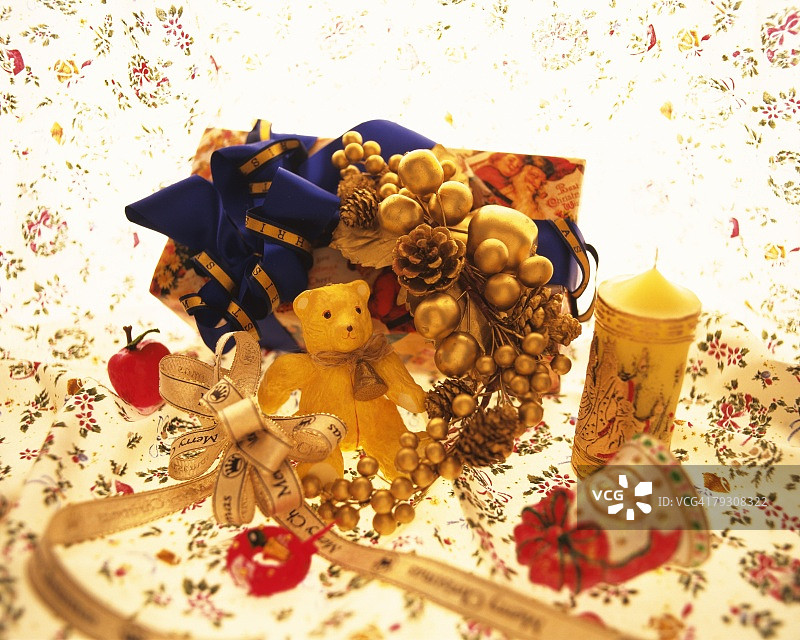 圣诞装饰品和礼物，高角度视图图片素材