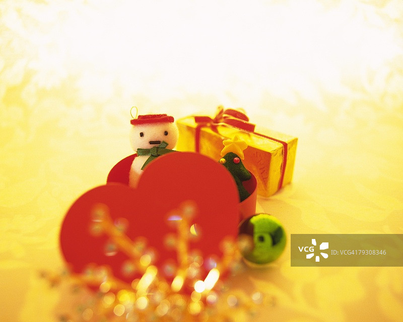 心形盒中圣诞装饰雪人和圣诞树正面图图片素材