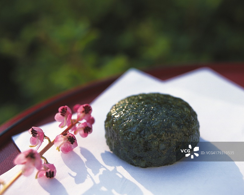 日式点心艾蒿麻糬和花图片素材