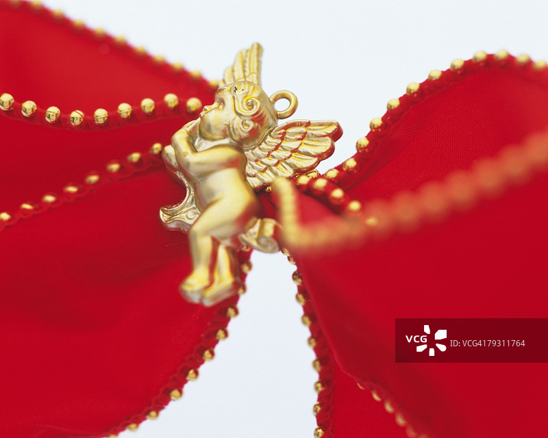 金色天使红色丝带特写图片素材