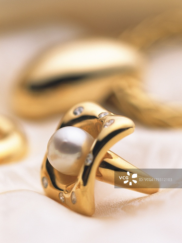 珍珠戒指和项链特写侧视图图片素材
