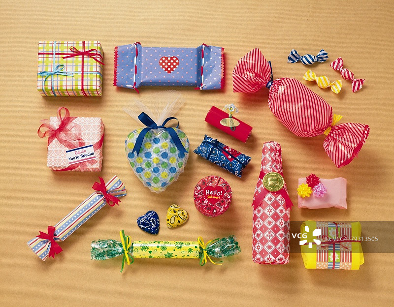 高角度拍摄的一堆礼物图片素材