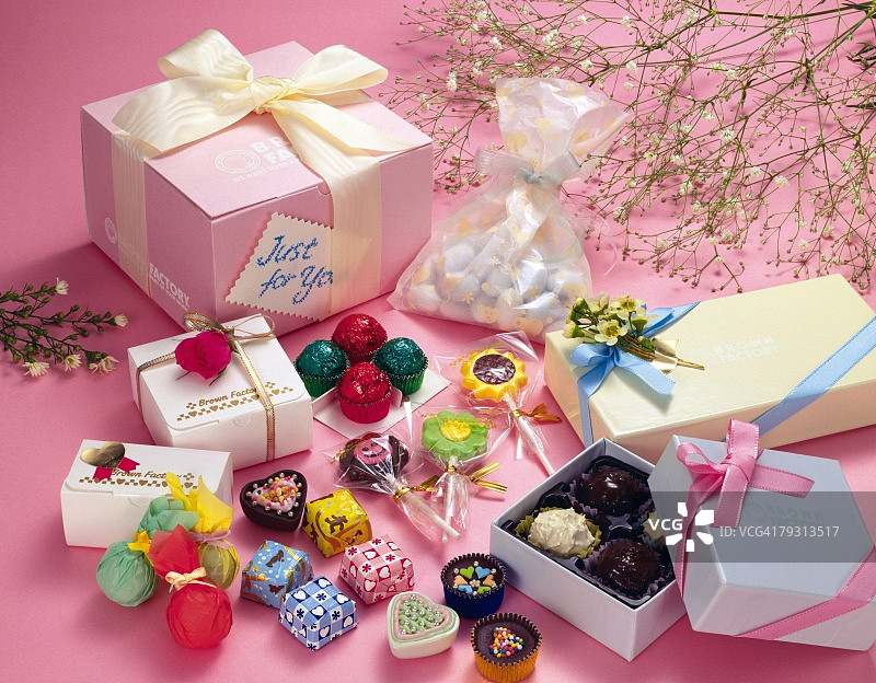 高角度拍摄的一堆礼物图片素材