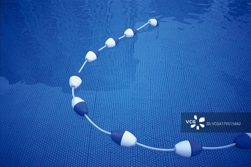 游泳池和泳道浮标的高角度摄影图片素材