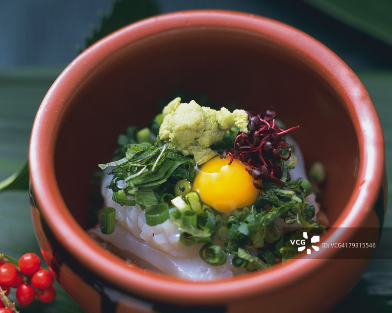 碗里的鱿鱼和纳豆图片素材