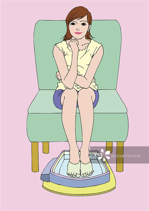 女人在浴缸里泡脚，正面视角图片素材