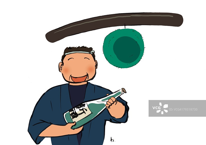 年长的男人微笑地拿着一瓶清酒，正面视角图片素材