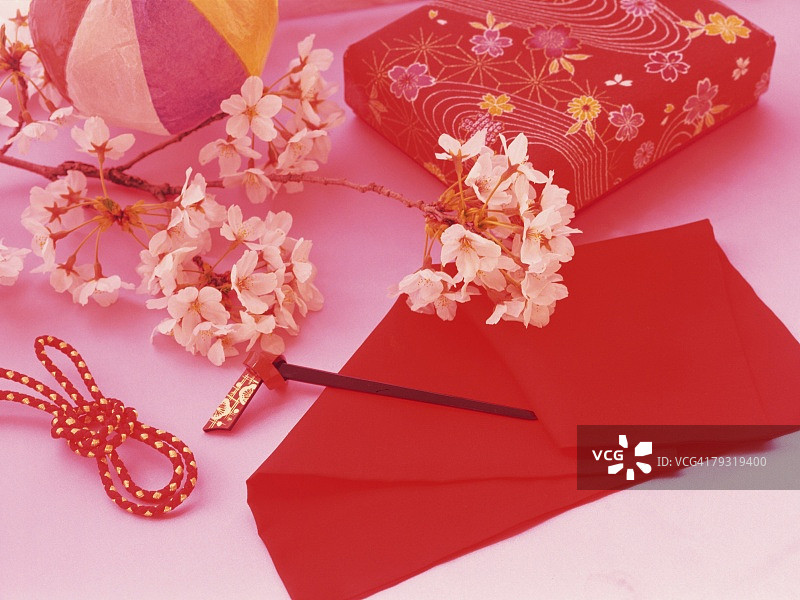 樱花与装饰品高角度视图图片素材